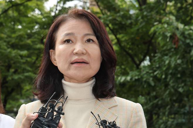 공직선거법·국가공무원법 위반 등 혐의로 체포된 이진숙 전 방송통신위원장이 4일 오후 서울 양천구 서울남부지방법원에서 열린 체포적부심사에 출석하며 입장을 밝히고 있다. / 뉴스1