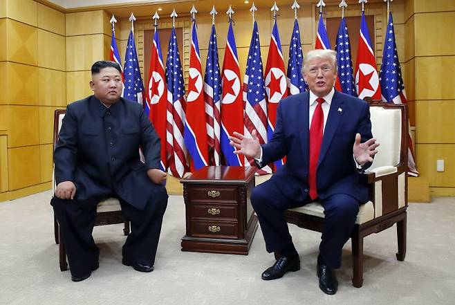 도널드 트럼프 미국 대통령과 김정은 북한 국무위원장이 지난 2019년 6월30일 판문점 자유의 집에서 만나고 있다. 뉴시스