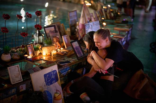 가자전쟁 발생 2주년인 7일(현지시각) 이스라엘 텔아비브에서 추모객이 2년 전 하마스 공격으로 살해된 희생자들을 추모하며 울고 있다. 이날 저녁 텔아비브에선 인질 및 희생자 가족 단체가 주최한 대규모 추모 행사가 열렸다. 약 3만 명이 참석해 희생자를 기리고 정부에 인질 석방을 촉구했다. 텔아비브/AP 연합뉴스