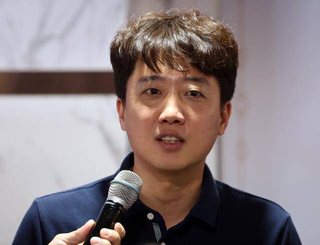 이준석 개혁신당 대표가 5일 서울 영등포구의 한 PC방에서 열린 한가위 기념 민속놀이 대회 스타 정치인 행사에서 스타크래프트 게임 전 소감을 밝히고 있다. 뉴스1