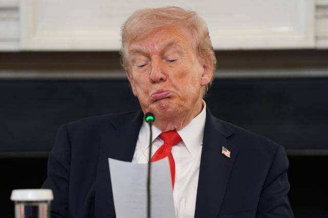 도널드 트럼프 미국 대통령이 8일 백악관 국빈 만찬장에서 반파시스트 운동 '안티파' 관련 원탁회의를 주재하던 중 마코 루비오 국무장관이 전한 메모를 읽고 있다. 워싱턴=AP 뉴시스