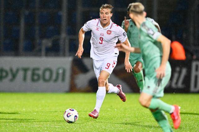 라스무스 호일룬이 10일(한국시간) 헝가리 절러에게르세그의 ZTE아레나 스타디움에서 열린 2026 북중미 월드컵 유럽예선 조별리그 C조 벨라루스와 경기에서 드리블 돌파를 하고 있다. 절러에게르세그=AP 연합뉴스