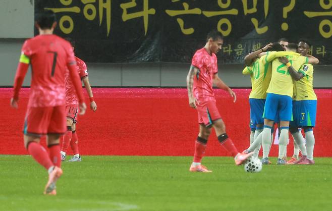 <yonhap photo-5672=""> 추가 실점한 한국 (서울=연합뉴스) 신현우 기자 = 10일 서울 마포구 서울월드컵경기장에서 열린 한국과 브라질 축구 대표팀의 친선경기. 한국 선수들이 추가 실점한 후 아쉬워하고 있다. 2025.10.10 nowwego@yna.co.kr/2025-10-10 21:15:18/ <저작권자 ⓒ 1980-2025 ㈜연합뉴스. 무단 전재 재배포 금지, AI 학습 및 활용 금지></yonhap>