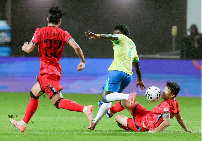 <yonhap photo-5448=""> 김민재 '비니시우스를 막아라' (서울=연합뉴스) 이동해 기자 = 10일 서울 마포구 서울월드컵경기장에서 열린 한국과 브라질 축구 대표팀의 친선경기. 한국 김민재가 브라질 비니시우스 주니오르에게 태클을 시도하고 있다. 2025.10.10 eastsea@yna.co.kr/2025-10-10 20:34:19/ <저작권자 ⓒ 1980-2025 ㈜연합뉴스. 무단 전재 재배포 금지, AI 학습 및 활용 금지></yonhap>