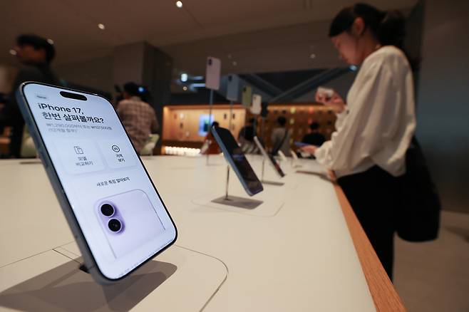 애플의 신제품 아이폰17 시리즈 공식 출시일인 19일 서울 중구 애플 명동점에서 시민들이 제품을 둘러보고 있다. 2025.9.19 / 사진=연합뉴스