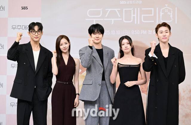 배우 배나라, 신슬기, 최우식, 정소민, 서범준(왼쪽부터)이 인사하고 있다. / 유진형 기자(zolong@mydaily.co.kr)