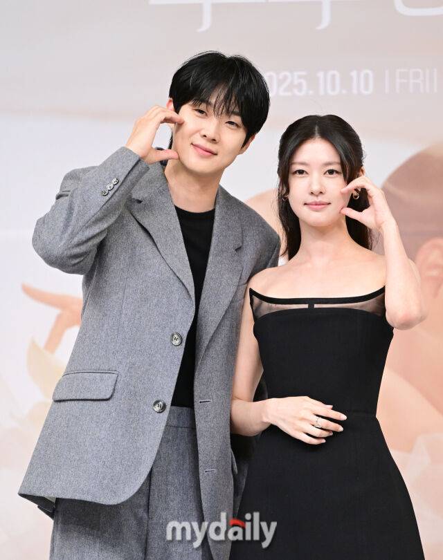 배우 최우식과 정소민이 인사하고 있다. /유진형 기자(zolong@mydaily.co.kr)