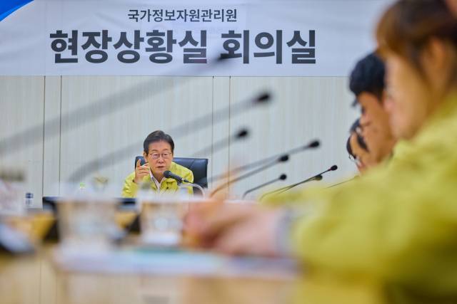 ▲이재명 대통령이 10일 대전 유성구 국가정보자원관리원 대전 본원을 찾아 피해 복구 현황 파악 및 향후 계획을 점검하고 있다. ⓒ연합뉴스