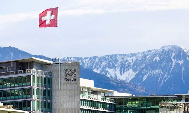 스위스를 대표하는 기업 네슬레(Nestle)의 본사 풍경. 스위스 상장사 가운데 시가 총액 1위의 대기업이자 세계에서 가장 큰 식품 회사에 해당한다. 미국이 스위스에 39%의 높은 관세율을 부과함에 따라 네슬레 제품의 미국 수출에도 커다란 타격이 불가피해졌다. 로이터연합뉴스