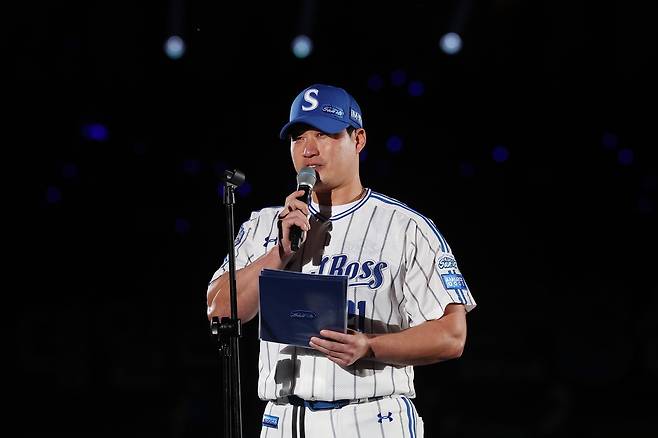 삼성 오승환이 30일 대구 라이온즈파크에서 열린 현역 은퇴식에서 은퇴사를 밝히고 있다. 연합뉴스