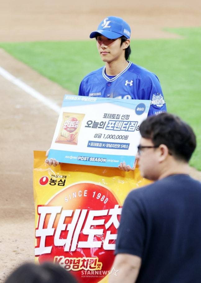 오늘의 포텐터짐상과 함께 100만원을 손에 넣은 이재현. /사진=강영조 선임기자