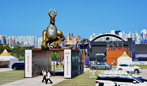 2025울산공업축제 준비가 한창이다. 11일 태화강둔치 일원에 무대장치와 전시물이 설치되고 있다.