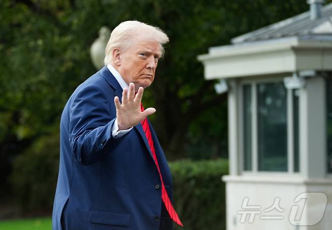 도널드 트럼프 미국 대통령이 10일(현지시간) 메릴랜드주 베데스다에 위치한 월터 리드 국립군사의료센터에서 정기 건강검진을 마치고 백악관에 복귀해 취재진에게 손을 들어 보이고 있다. 2025.10.10. ⓒ 로이터=뉴스1 ⓒ News1 류정민 특파원