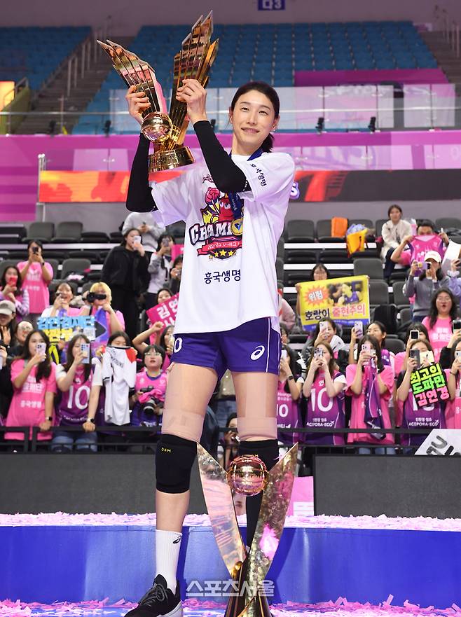 흥국생명 김연경이 통합 우승을 차지한 뒤 트로피를 들어올리며 기념촬영을 하고 있다. 2025. 4. 8. 인천 | 박진업 기자
