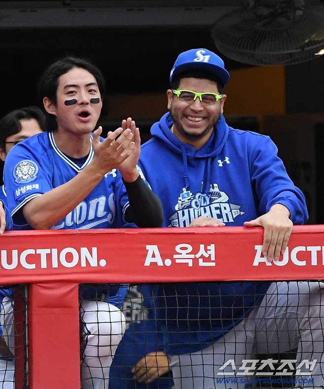 9일 인천SSG랜더스필드에서 열린 SSG와 삼성의 준PO 1차전. 승리한 삼성 구자욱, 후라도가 기뻐하고 있다. 인천=박재만 기자 pjm@sportschosun.com/2025.10.09/