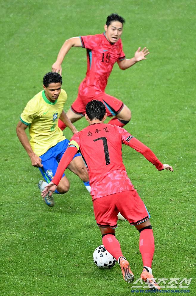 10일 서울월드컵경기장에서 열린 대한민국 축구대표팀과 브라질의 A매치 평가전, 손흥민과 이강인이 돌파를 시도하고 있다. 상암=허상욱 기자wook@sportschosun.com/2025.10.10/