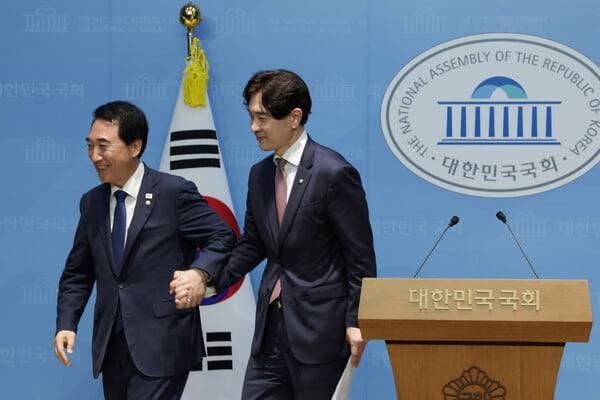 박수현 더불어민주당 수석대변인(왼쪽)과 박성훈 국민의힘 수석대변인이 지난달 8일 서울 여의도 국회 소통관에서 대통령-여야 당대표 회동 결과 공동 브리핑을 마친 후 손을 잡고 기자회견장을 나서고 있다. /뉴스1