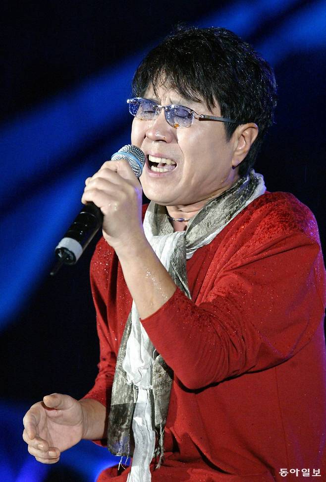 2005년 비가 내리는 공연장에서 비를 맞으며 열창하는 조용필/ 이훈구 기자