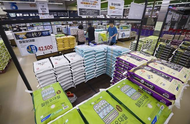 지난 2일 서울 시내의 한 대형마트에 쌀이 진열돼 있다. 뉴시스