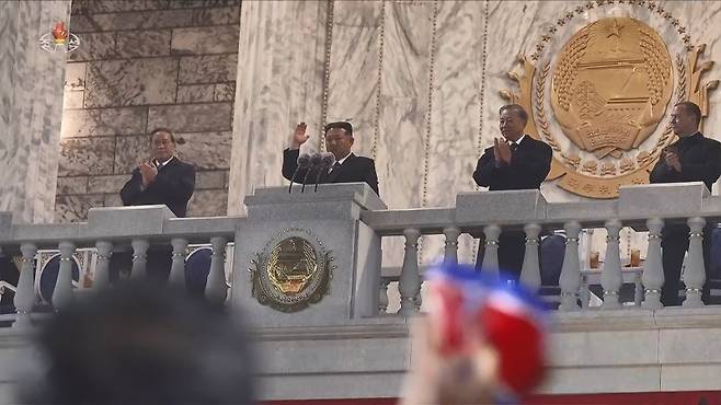 지난 10일 평양 김일성광장에서 노동당 창건 80주년 경축 열병식이 성대히 거행됐다고 조선중앙TV가 11일 보도했다. 사진은 김정은 북한 국무위원장이 발언하고 있다. 오른쪽부터 드미트리 메드베데프 러시아 국가안보위원회 부의장, 또 럼 베트남 공산당 서기장, 김정은 국무위원장, 리창 중국 국무원 총리. 조선중앙TV 캡처