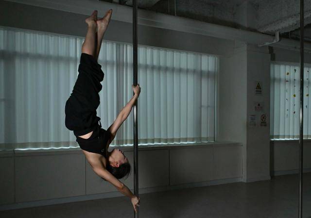 서울 양천구 오하운폴댄스학원에서 김시연 원장이 폴댄스 기술인 '엣지'를 선보이고 있다. 강예진 기자