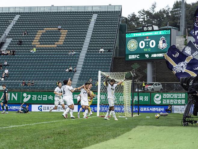 변경준이 11일 김포솔터운동장에서 열린 ‘하나은행 K리그2 2025’ 34라운드 경기에서 골을 넣고 세리머니를 하고 있다. 이랜드 제공
