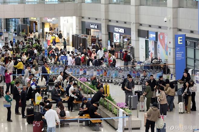 (인천공항=뉴스1) 황기선 기자 = 추석 연휴 마지막날인 9일 오후 인천국제공항 입국장이 여행객들로 북적이고 있다. 인천공항공사에 따르면 이번 추석 연휴 동안 인천공항 이용 승객은 약 245만 3천명으로 예상, 지난해 동기 대비 11.5% 증가한 22만 3천 명 수준이다. 2025.10.9/뉴스1 Copyright (C) 뉴스1. All rights reserved. 무단 전재 및 재배포, AI학습 이용 금지. /사진=(인천공항=뉴스1) 황기선 기자