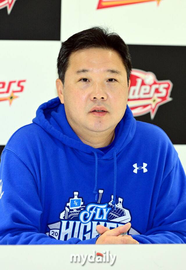 2025년 10월 10일 인천 SSG랜더스필드에서 '2025 신한 SOL뱅크 KBO리그 준플레이오프' 2차전 삼성-SSG의 경기. 경기 전 삼성 박진만 감독이 취재진과 인터뷰를 하고 있다./마이데일리