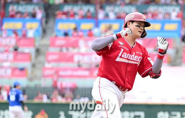 2025년 10월 11일 오후 인천 SSG랜더스필드에서 '2025 신한 SOL Bank KBO 포스트시즌' 삼성 라이온즈와 SSG 랜더스의 준플레이오프 2차전이 열렸다. SSG 고명준이 2회말 1사 후 솔로 홈런을 친 뒤 기뻐하고 있다./인천 = 유진형 기자
