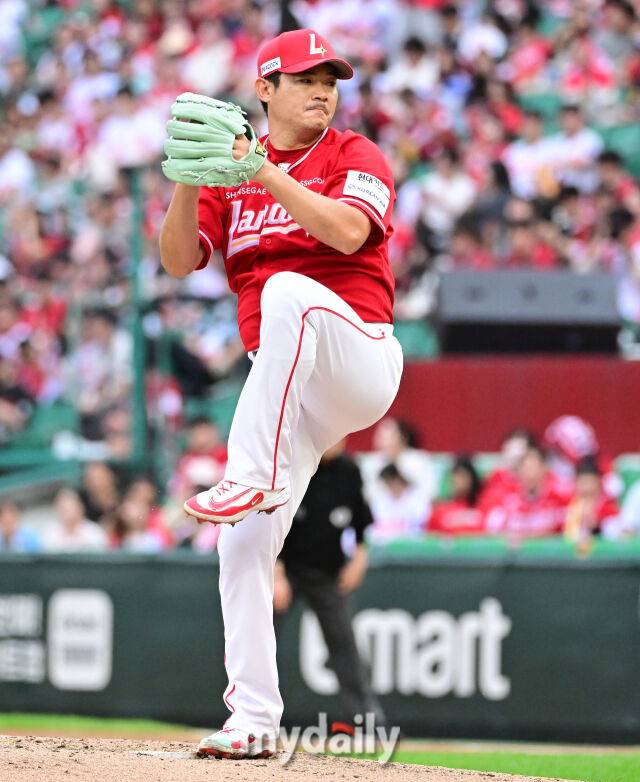2025년 10월 11일 오후 인천 SSG랜더스필드에서 열린 '2025 신한 SOL Bank KBO 포스트시즌' 삼성 라이온즈와 SSG 랜더스의 준플레이오프 2차전 경기. SSG 노경은이 6회초 역투하고 있다./인천 = 유진형 기자