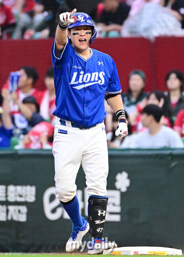 2025년 10월 11일 오후 인천 SSG랜더스필드에서 열린 '2025 신한 SOL Bank KBO 포스트시즌' 삼성 라이온즈와 SSG 랜더스의 준플레이오프 2차전 경기. 삼성 강민호가 9회초 1사 2루서 1타점 동점타를 친 뒤 기뻐하고 있다./인천 = 유진형 기자