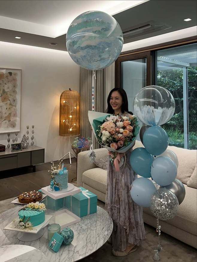 화려한 패턴의 원피스와 단아한 헤어스타일로 박주미 특유의 우아함을 더했다. 박주미 SNS 캡처