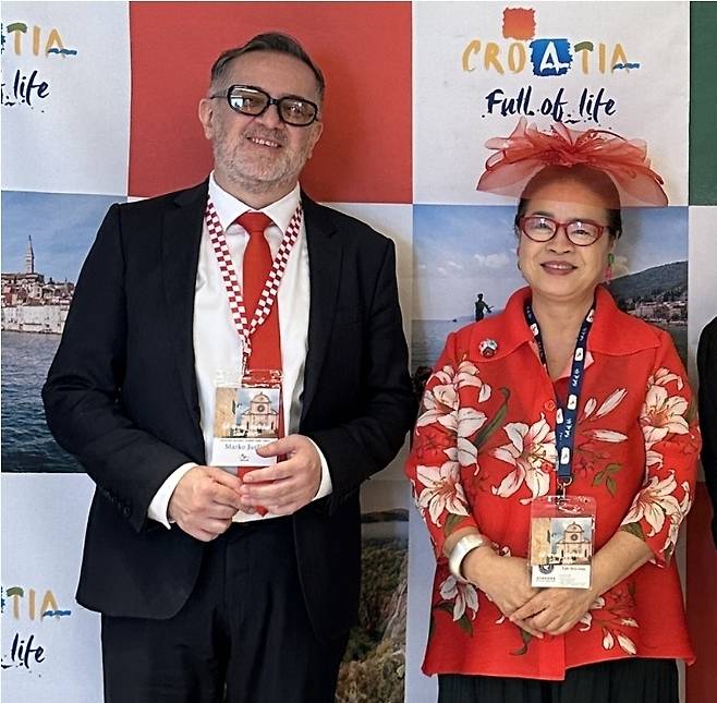 베스트 드레서 상을 받은 참가자와 유르치치 지사장. 사진제공|크로아티아관광청/CNTB