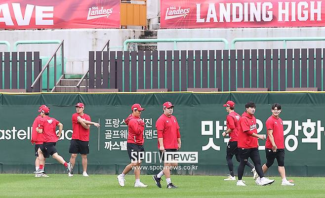 ▲ 11일 몸을 풀고 있는 SSG 랜더스 선수들 ⓒ곽혜미 기자