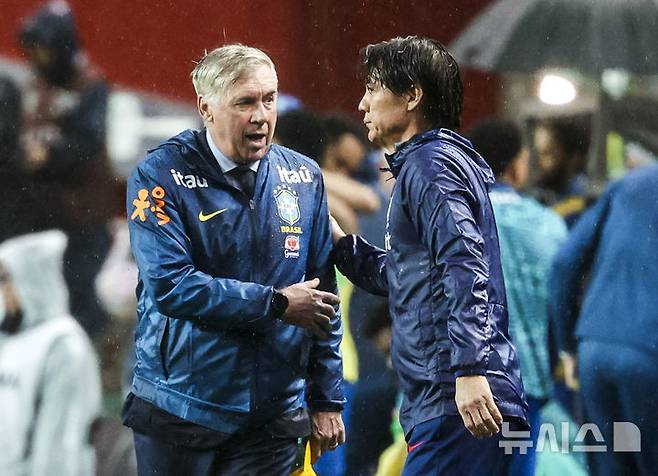 카를로 안첼로티(왼쪽) 브라질 국가대표팀 감독이 한국과 10월 A매치 친선경기가 끝난 뒤 홍명보 대한민국 국가대표팀 감독을 바라보고 있다. /사진=뉴시스