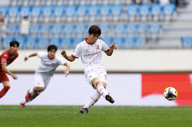 12일 부산구덕운동장에서 열린 K리그2 부천과 부산과의 경기서 부천 박창준이 페널티킥을 성공시키고 있다. 사진=한국프로축구연맹