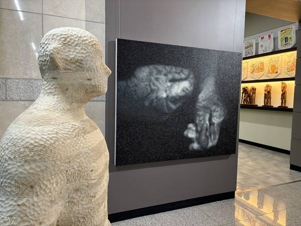 <당신의 봄을 함께> 중 정호 작가의 '어떤 청년'(왼쪽)과 '쥐지도 펴지도 못하고'. /주성희 기자