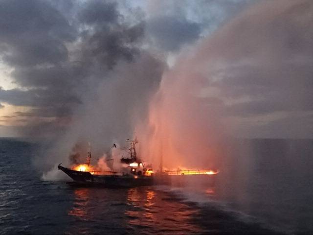 12일 오전 제주 서귀포시 마라도 남동쪽 해상에서 부산 선박에 불이 나 선원 6명이 병원으로 옮겨졌다. 해경 제공