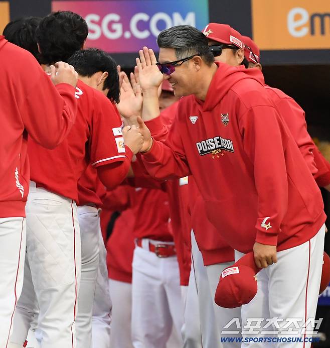 준PO 2차전 9회말 1사 SSG 김성욱이 끝내기 홈런을 터뜨리자 이숭용 감독이 모자까지 벗고 고마운 마음을 전했다. 인천=박재만 기자 pjm@sportschosun.com