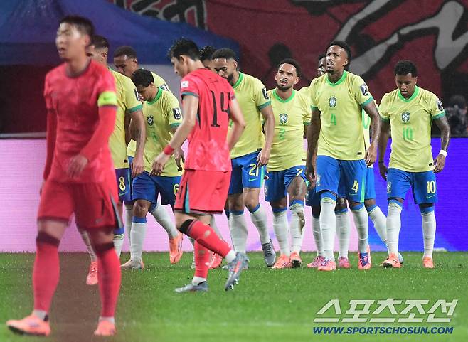 10일 오후 서울 상암동 서울월드컵경기장에서 대한민국 축구대표팀과 브라질의 A매치 평가전이 열렸다. 브라질 20번 이스테방에게 선취골을 허용한 대표팀. 상암=송정헌 기자songs@sportschosun.com/2025.10.10/