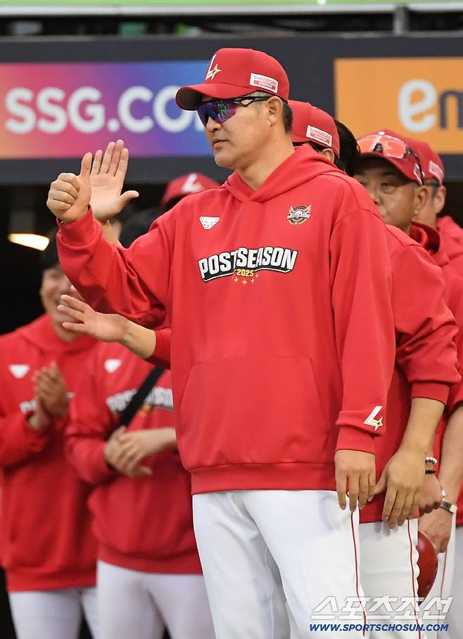 11일 인천SSG랜더스필드에서 열린 SSG와 삼성의 준PO 2차전. 9회말 1사 SSG 김성욱의 끝내기 홈런으로 승리한 이숭용 감독이 기뻐하고 있다. 인천=박재만 기자 pjm@sportschosun.com/2025.10.11/