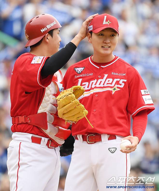 11일 인천 SSG랜더스필드에서 열린 삼성과 SSG의 준PO 2차전. 4회초 동점을 허용한 선발 김건우가 교체되고 있다. 인천=정재근 기자 cjg@sportschosun.com/2025.10.11/