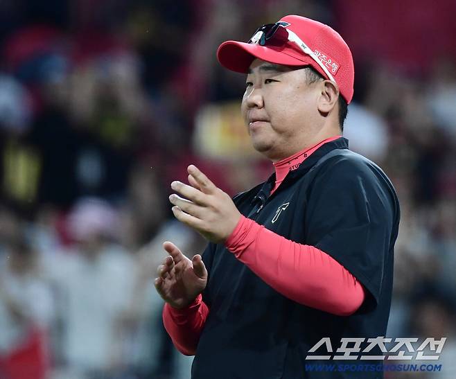12일 광주 기아챔피언스필드에서 열린 KIA와 두산의 경기. 9회말 KIA 김선빈이 끝내기 안타를 날렸다. 선수들에게 박수를 보내고 있는 이범호 감독. 광주=송정헌 기자songs@sportschosun.com/2025.09.12/