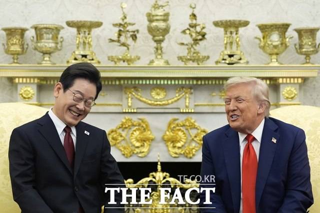 원화 약세 원인으로는 한미 통상 협의에 따른 3500억달러 규모 대미 투자와 관련해 도널드 트럼프 미국 대통령이 '현금·선지급'을 요구하면서, 후속 협상 타결이 늦어지는 것이 반영됐다는 분석이 나온다. 사진은 이재명 대통령과 도널드 트럼프 미국 대통령이 지난 8월 25일(현지시간) 오후 백악관에서 정상회담을 진행하며 웃음을 짓고 있는 모습. /워싱턴=AP·뉴시스