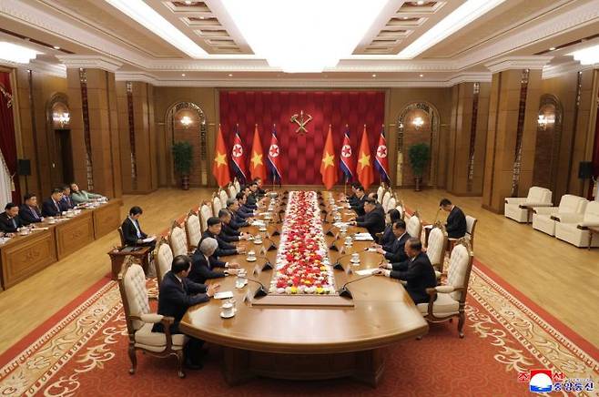 김정은 국무위원장이 지난 9일 토 람 베트남 공산당 중앙위원회 총비서와 회담하고 환영 연회를 마련했다고 조선중앙통신이 10일 보도했다. 연합뉴스