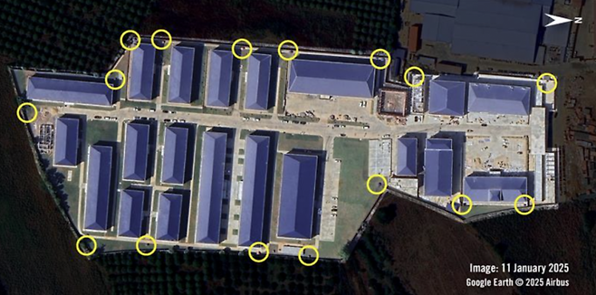 사기 시설 건물 및 감시초소로 의심되는 곳들(노란색 동그라미로 강조 표시). 앰네스티 홈페이지