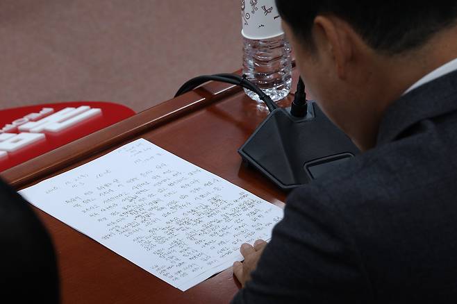 장동혁 국민의힘 대표가 10일 서울 여의도 국회에서 김건희 여사 관련 의혹을 수사 중인 민중기 특검 강압수사 관련 기자간담회를 하고 있다./뉴스1