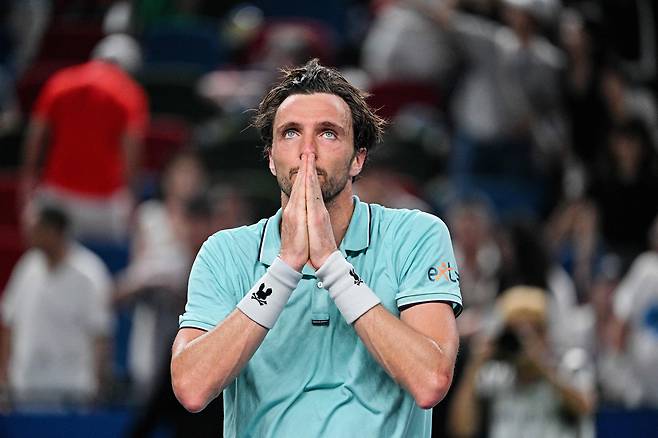 아르투르 린더크네흐가 11일 다닐 메드베데프를 상하이 마스터스 4강에서 꺾은 뒤 믿기지 않는다는 듯 두 손을 감싸쥐고 있다. /AFP 연합뉴스