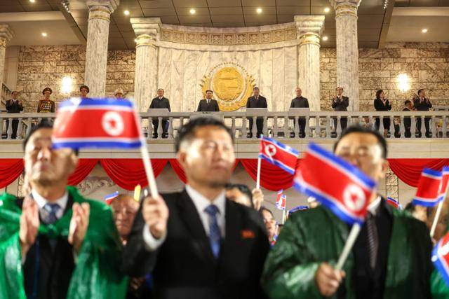 김정은(위쪽 가운데) 북한 국무위원장이 10일 평양 김일성광장 주석단에서 노동당 창건 80주년 기념 열병식을 관람하고 있다. 평양=타스 연합뉴스