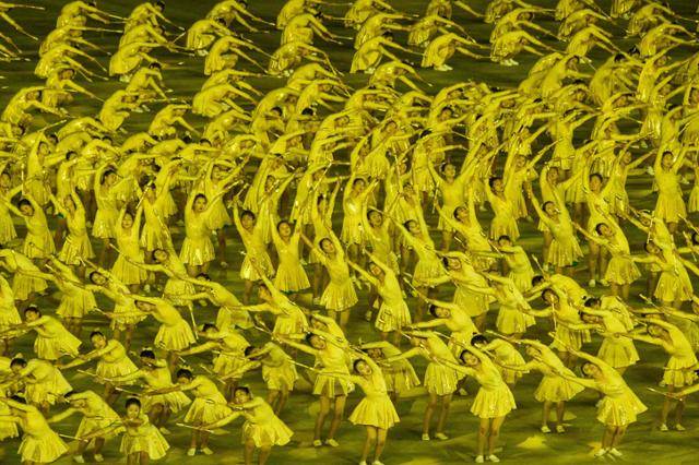 북한 여학생들이 9일 평양 능라도5월1일 경기장 에서 열린 노동당 창건 80주년 기념 공연을 펼치는 모습. 평양=AFP 연합뉴스